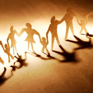 imagen representa el concepto de constelaciones familiares, un enfoque terapéutico que visualiza las dinámicas y vínculos dentro de un sistema familiar.