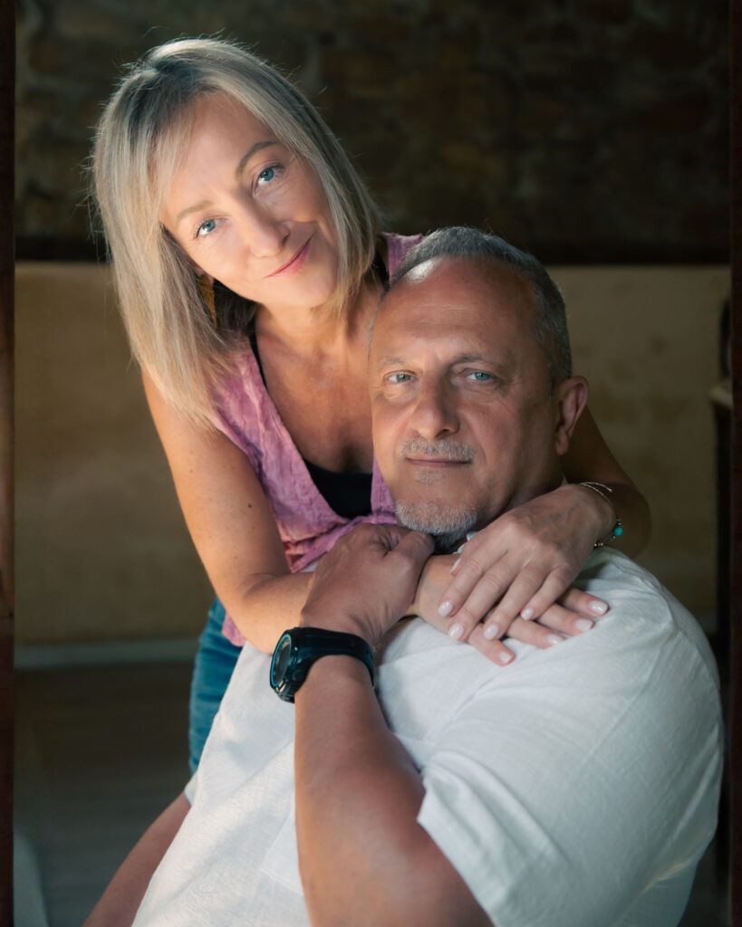 Cristian Lozano y Ávaro Legnani, ella está apoyada sobre él y los dos miran a la cámara